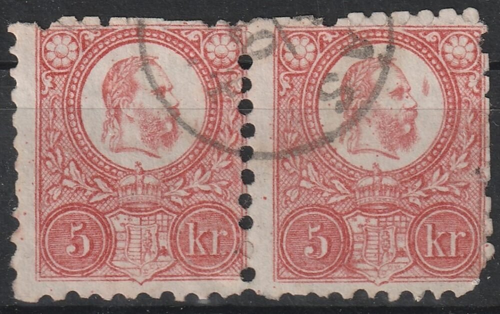 1871. 5kr pár, festék pöttyők, jobb oldali bélyegen nagy színes folt (rövid sarok)