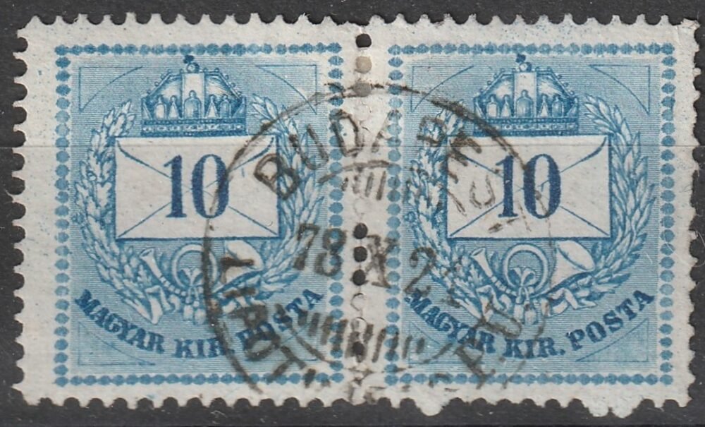 1874. 10 kr párban, a bal oldali bélyegel fent és lent javított gyönysor