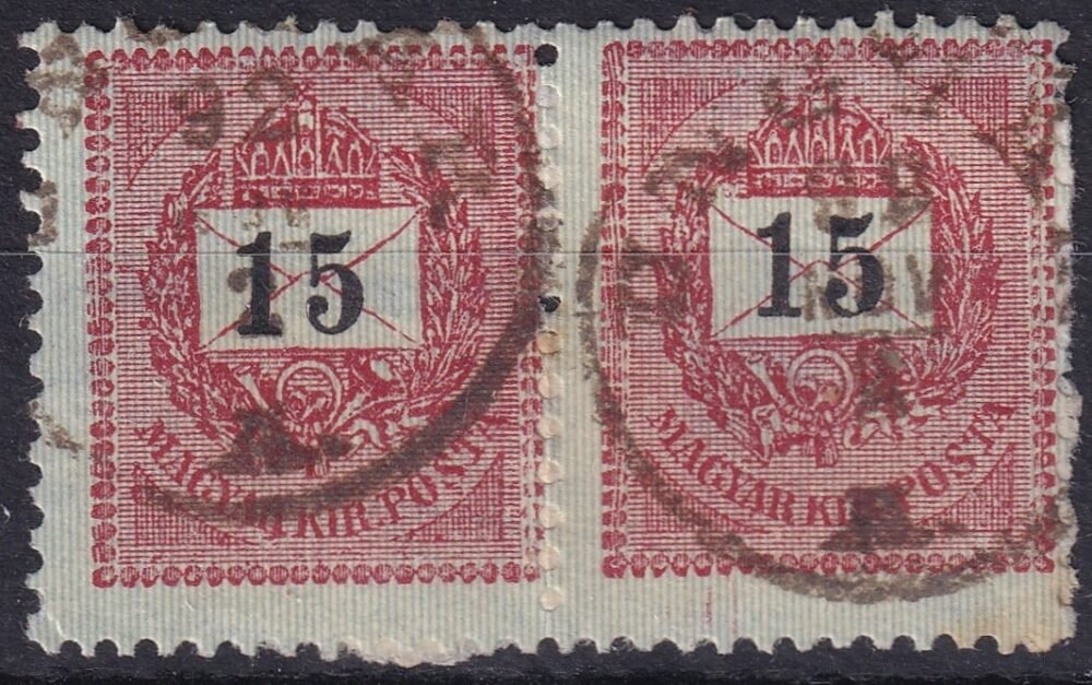 1889. Feketeszámú 15 kr párban, jobb oldali bélyegen ismétlődő lemezhiba: a koronátol balra