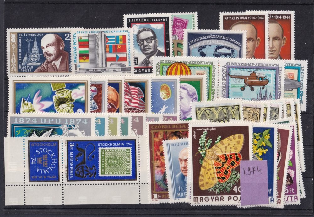 8 lapos berakó (fehér osztott lapokkal), postatiszta magyar bélyegekkel