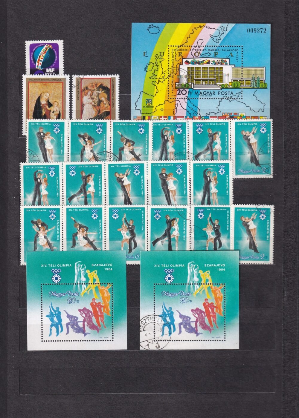 12 lapos berakó (vastag fekete lapokkal), magyar postatiszta bélyegekkel