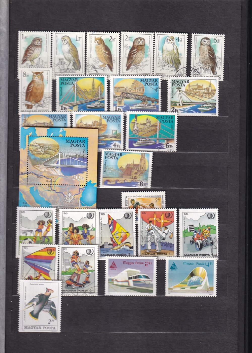 12 lapos berakó (vastag fekete lapokkal), magyar postatiszta bélyegekkel