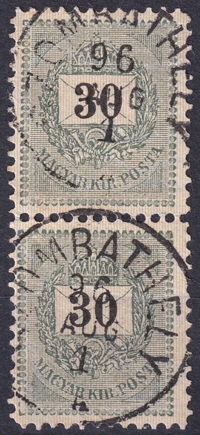 1889. 30 kr – függőleges pár, az alsó bélyegen ismétlődő lemezhiba: gyöngysor-hiány bal alsó sarokban, SZOMBATHELY bélyegzéssel
