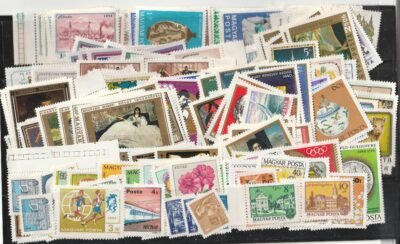 Többszáz postatiszta bélyeg, teljes sorokkal.