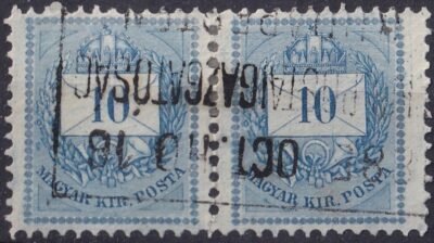 1881. 10 kr pár – POSTAIGAZGATÓSÁG / BUDAPESTEN hivatali bélyegzéssel; lemezkitörés nyoma a jobb oldali bélyeg bal alsó háromszögének átfogóján