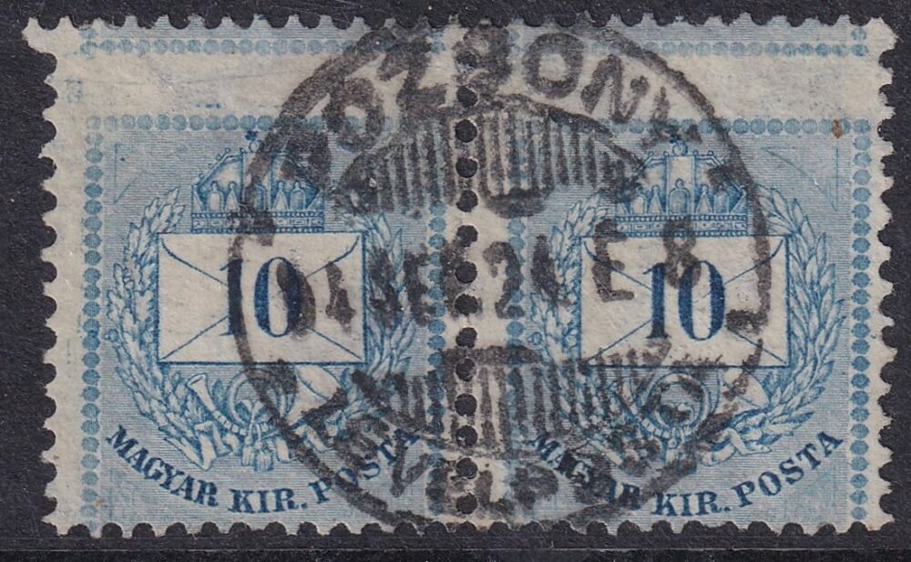 1881. II. Színesszámú 10 kr pár: a bélyeg jelentősen a szomszédos bélyegképbe csúszott fésűs fogazással. Az ilyen mértékű elfogazás a fésűs fogazás esetében ritka!