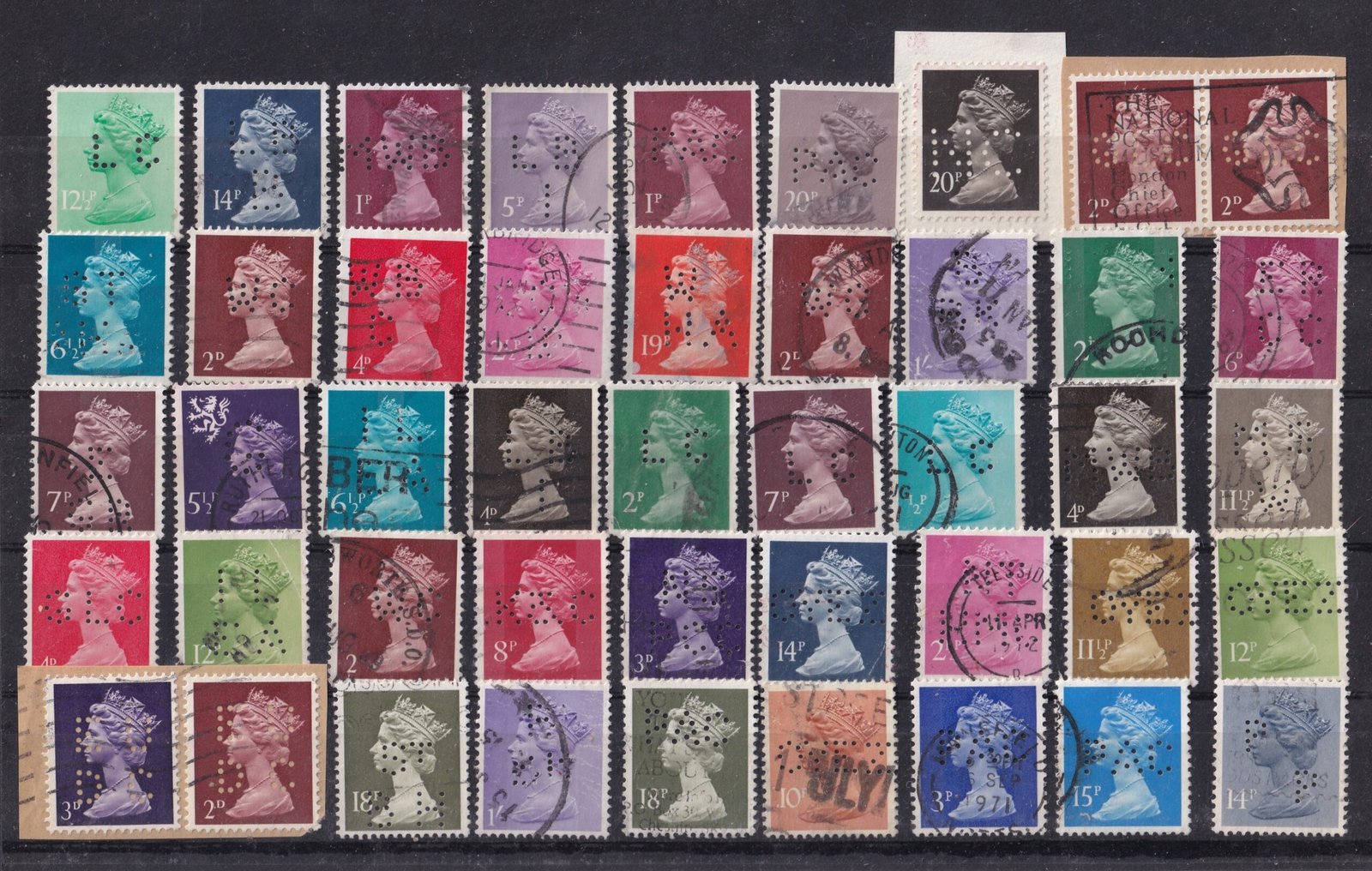 Nagy Britannia forgalmi bélyegek (Machins) perfinnel