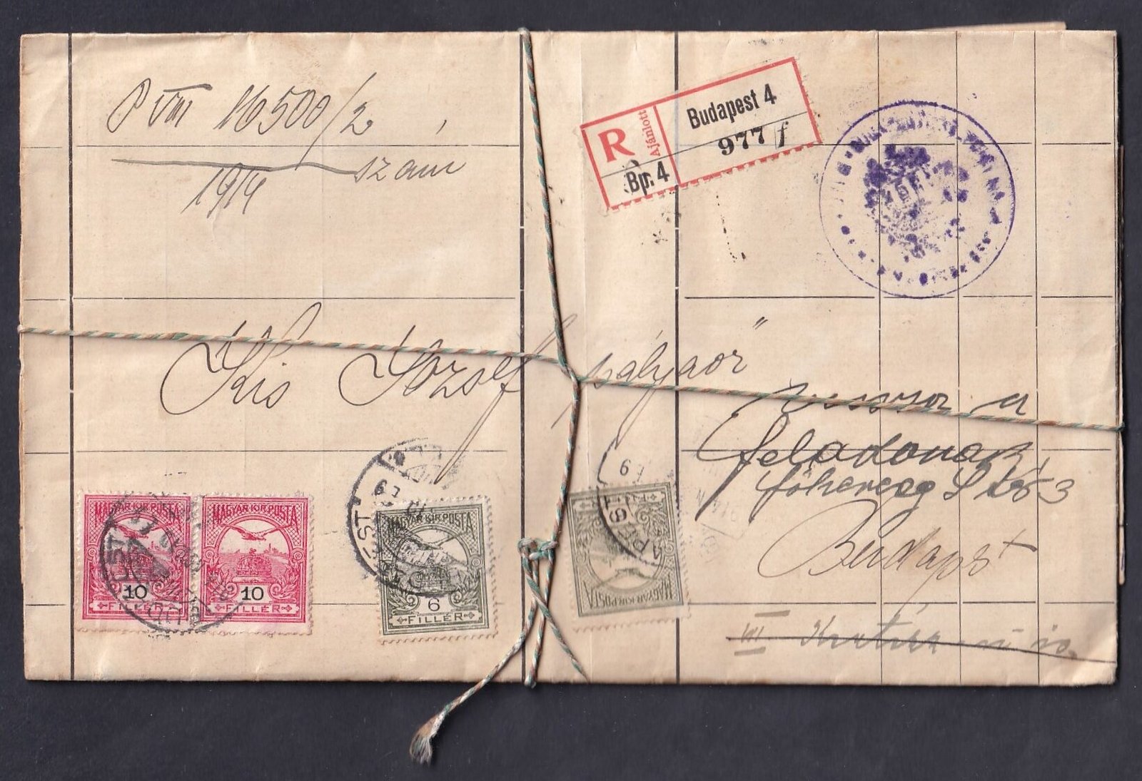 1914. Nem kézbesített bírósági küldemény, archíválásra átkötött zsinórral, kézbesítési szelvénnyel, teljes tartalommal – 1914 óta felbontatlan állapotban.