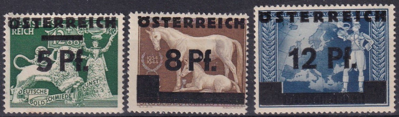 1945 – 3 db osztrák ideiglenes postabélyeg, felülnyomással a Harmadik Birodalom bélyegein („ÖSTERREICH”) - 2 bélyegen garancia jelzéssel