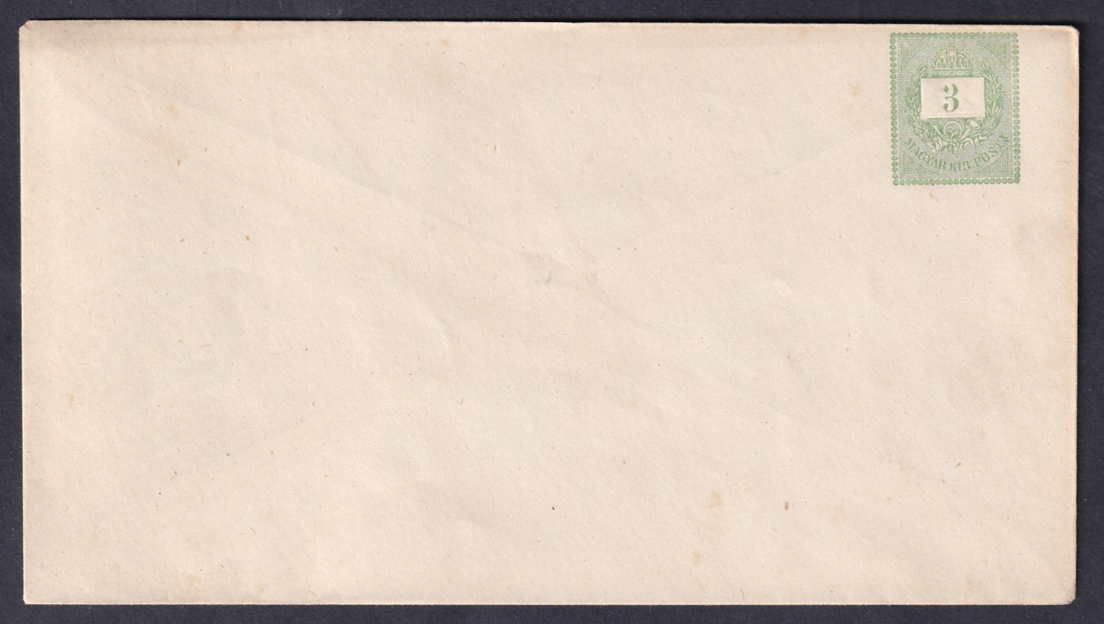1877. használatlan 3 krajcáros díjjegyes boríték V-vízjeles papíron. A darab különlegessége a stancolás hibája miatt a bélyegkép a boríték szélére került - különleges gyűjteményi darab!