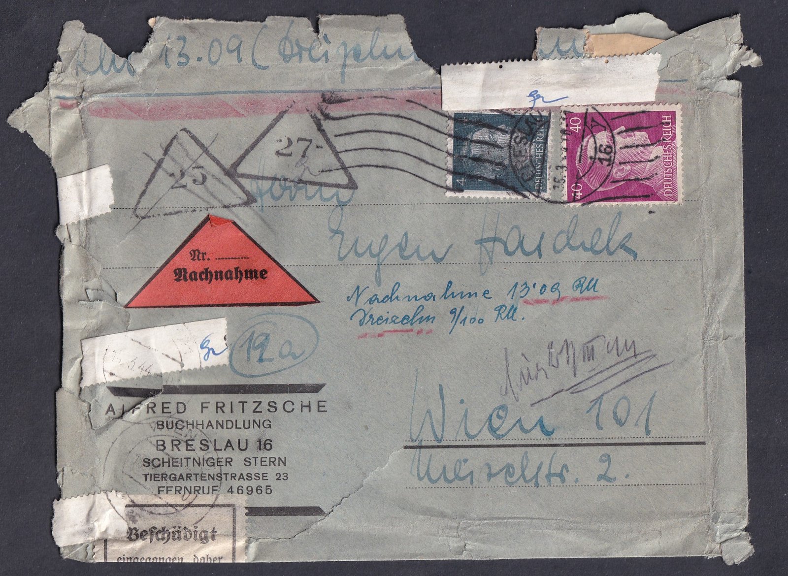 1941. Breslau–Wien utánvétes (Nachnahme) küldemény, 13,09 RM beszedési összeggel, A küldemény sérülten érkezett, amit a „Beschädigt eingegangen, daher amtlich verschlossen” hivatalos postai lezárócímkék igazolnak, bélyegzéssel hitelesítve. "Sérülten érkezett, ezért hivatalosan lezárva" különleges postatörténeti darab!