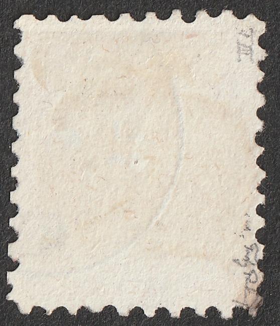 1871. Kőnyomat 5 kr III. típus – látványos nyomdai rendellenesség, a bal felső rozetta mellett jelentkező festékhiánnyal. A bal alsó sarok elszíneződését korábbi szakértői jelölés okozhatta.