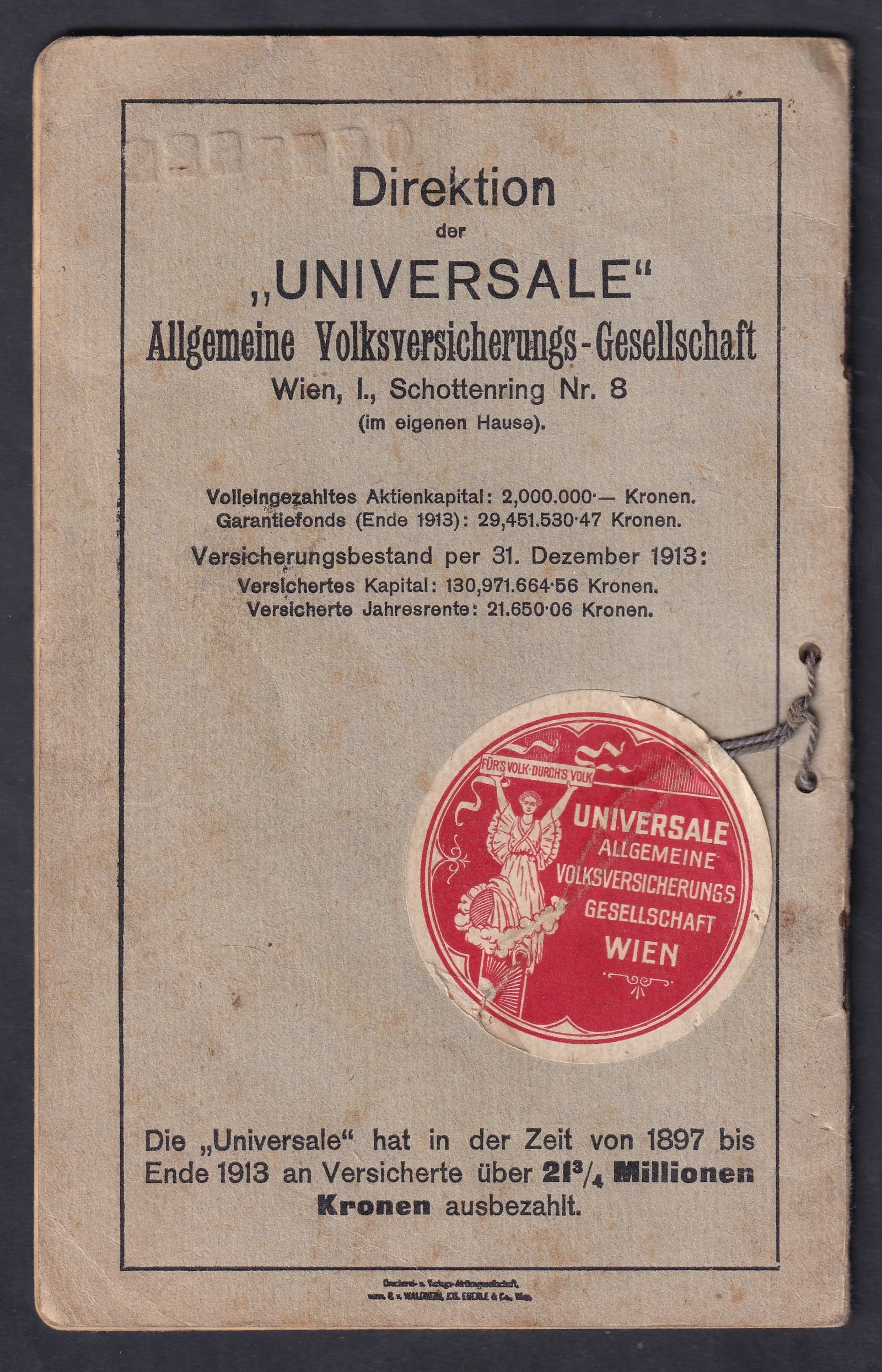 1910 körüli, „UNIVERSALE” Allgemeine Volksversicherungs-Gesellschaft (Wien) által kiállított díjfizetési könyv (Prämieneinzahlbuch).  A könyv több oldalon nagyszámú (több száz) beragasztott és bélyegzett illetékbélyeget tartalmaz,
