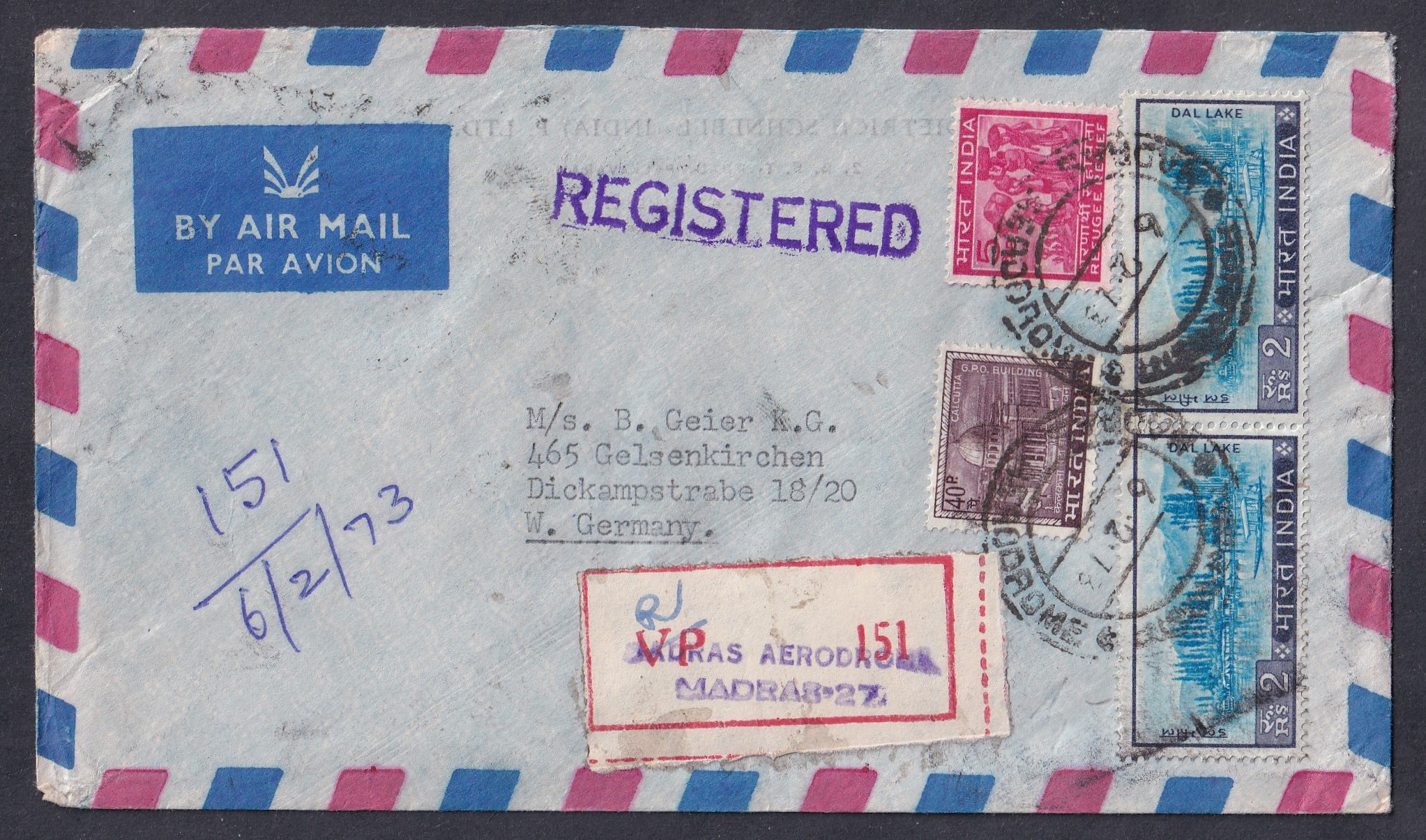 IMG_20260514_0015 1973. India, ajánlott légiposta levél Madrasból (Chennai) Nyugat-Németországba, „BY AIR MAIL / PAR AVION” borítékon, „REGISTERED” jelzéssel és „VIRAS AERODROME MADRAS-27” ajánlási címkével. A küldeményen látványos vegyes bérmentesítés és több tiszta indiai körbélyegzés látható.