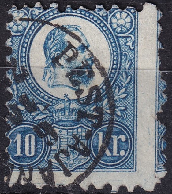 1871. Réznyomatú 10 krajcáros bélyeg sötétkék színben, két irányban erősen elcsúszott fogazással