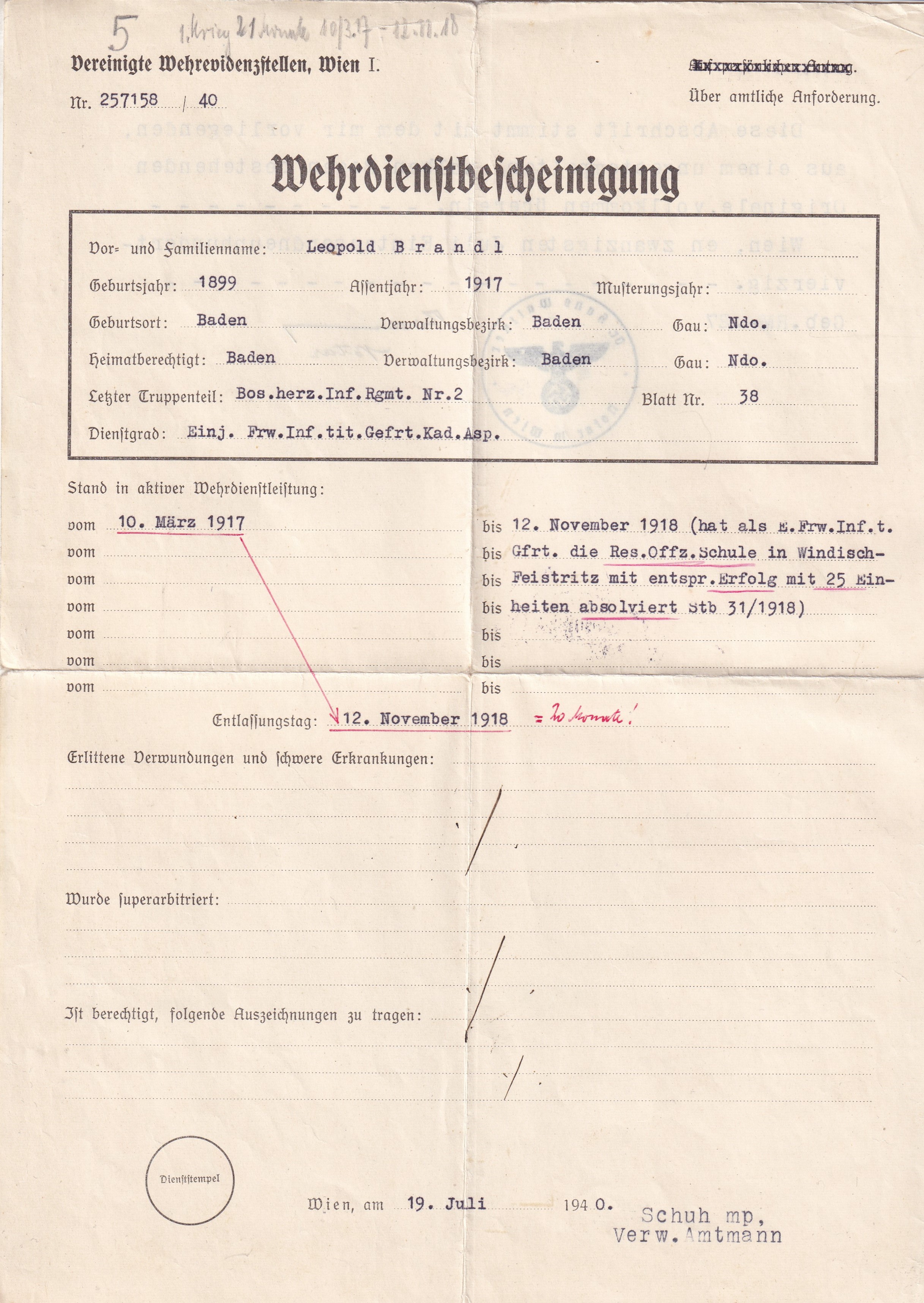 1940. Bécs. Katonai szolgálati igazolás (Wehrdienstbescheinigung) Leopold Brandl részére, az 1917–1918 közötti szolgálati adatokkal és Wehrmachtsauskunftstelle hitelesítő bélyegzővel.
