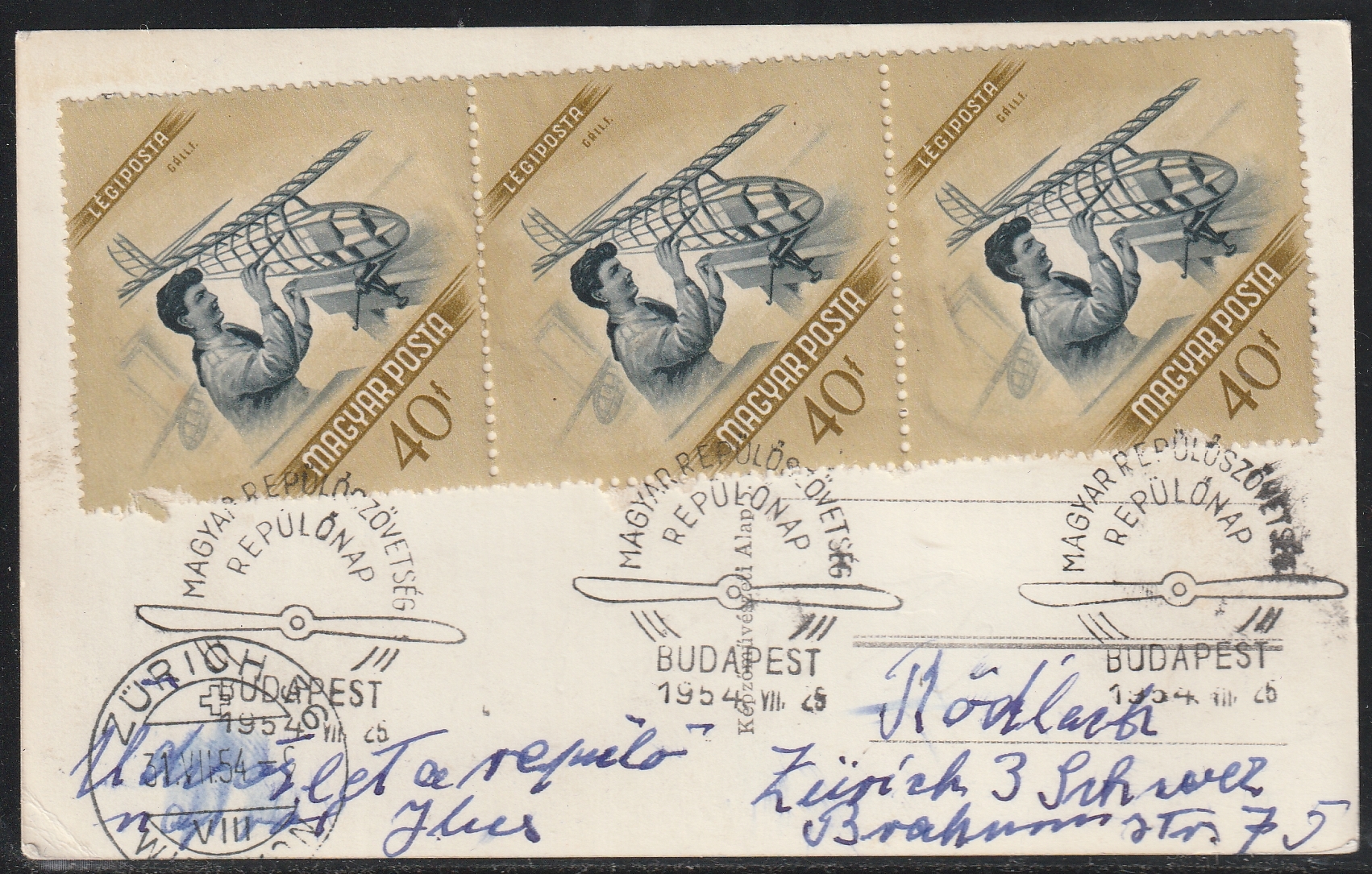 1954. augusztus 8-án Budapesten feladott képeslap három darab 40 filléres Repülőposta bélyeggel, a Magyar Repülőszövetség Repülőnapja alkalmi bélyegzéseivel. A képes oldalon korabeli repülőgépkötelék látható.