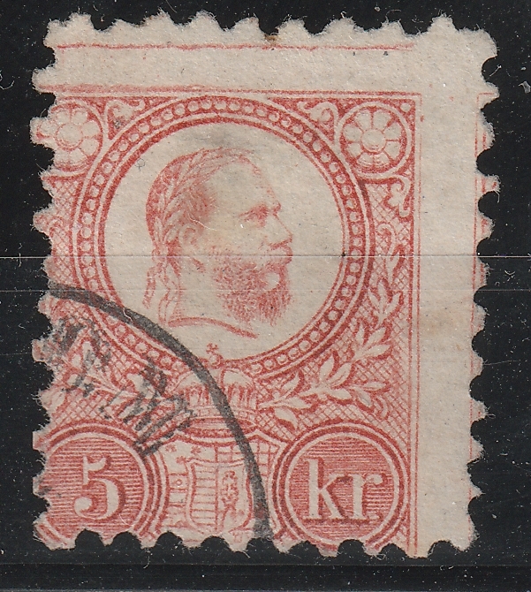 26_7_20260715_00115 1871. Réznyomat 5 kr – ívszéli bélyegen eddig ismeretlen, szabályos színes vonal a bélyegkép felett. Eredete egyelőre ismeretlen, a bélyegképen ritkán előforduló varratfoltokkal sem hozható összefüggésbe, attól teljesen eltérő nyomati jelenség.