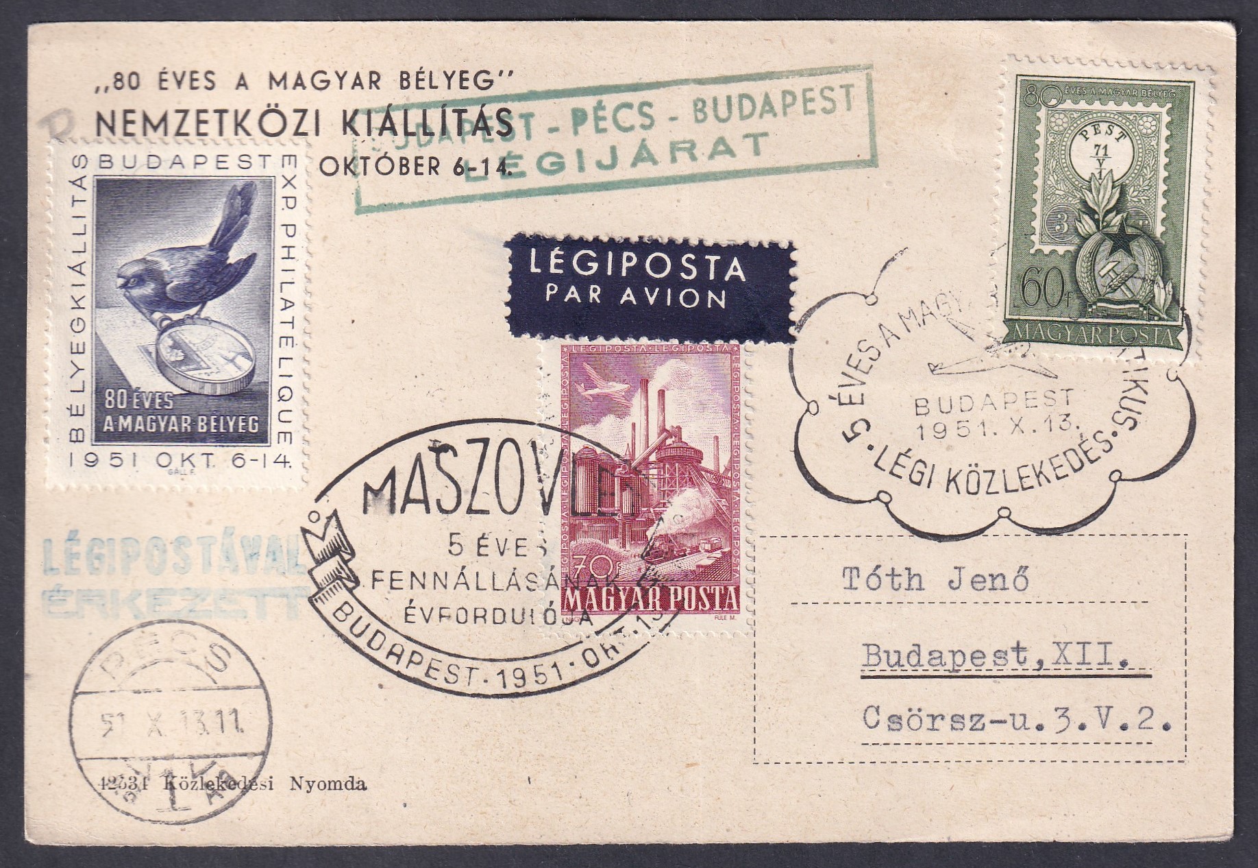 IMG_20260810_0008 1951. „80 éves a magyar bélyeg” kiállítási levelezőlap vegyes bérmentesítéssel – Budapest–Pécs–Budapest légipostajáraton továbbítva, alkalmi bélyegzésekkel és kiállítási reklámbélyeggel