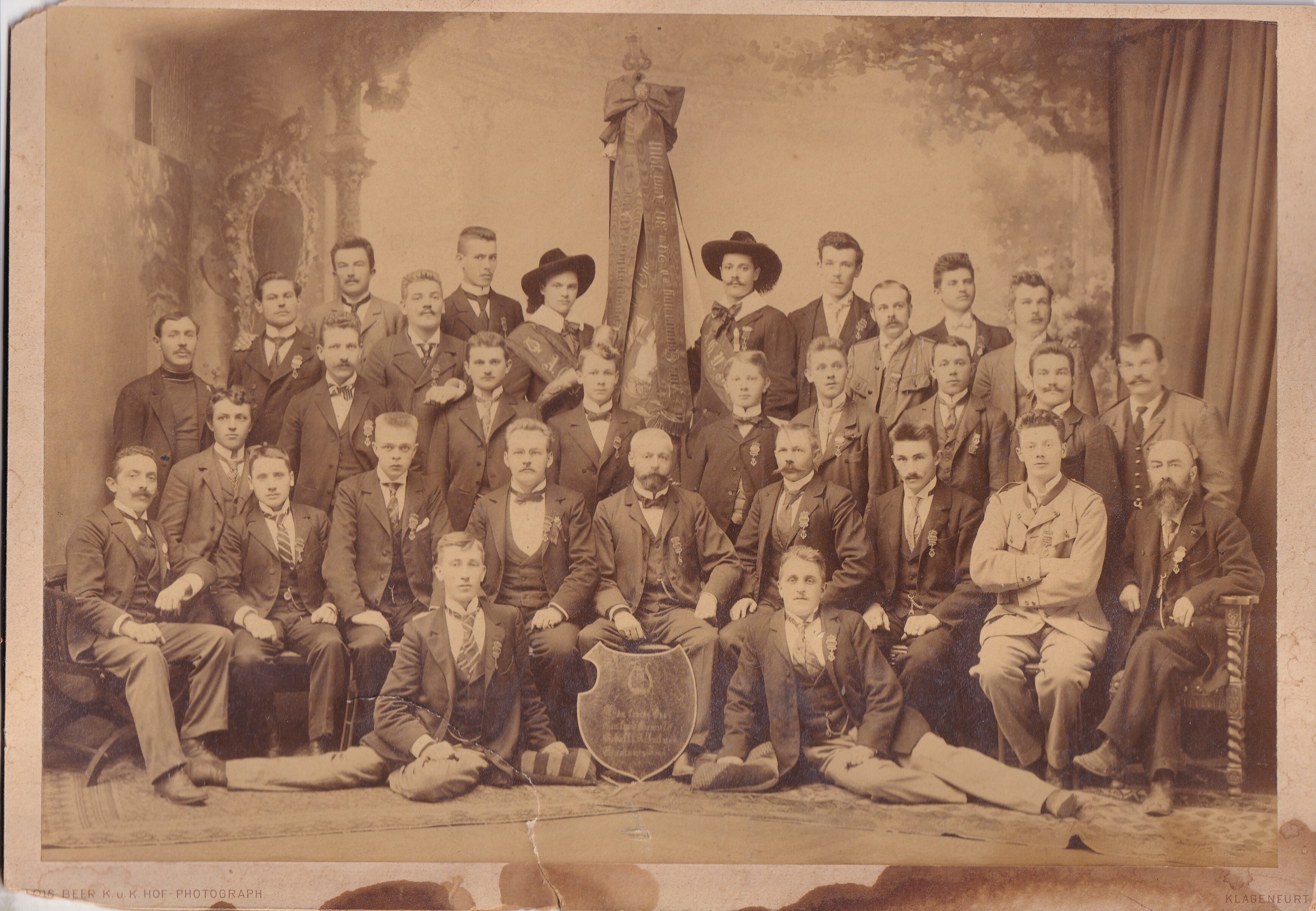 1901. Klagenfurt – férfi dalegylet 30 éves jubileumi csoportképe – Alois Beer udvari fényképész felvétele