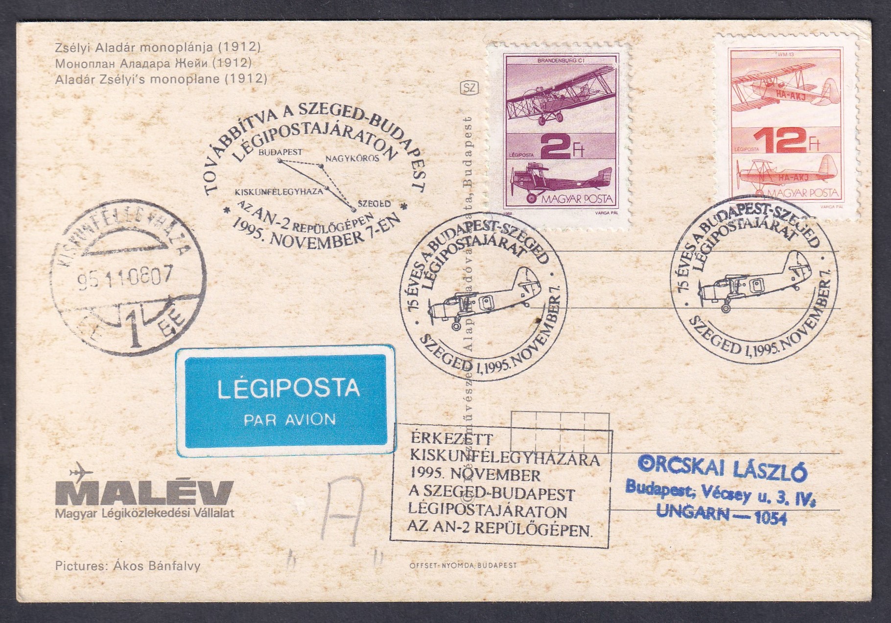 IMG_20260813_0021 1995. Szeged–Budapest, az első légipostajárat 15. évfordulójára rendezett emlékrepülés AN–2 repülőgéppel, alkalmi bélyegzésekkel és kiskunfélegyházi érkezési bélyegzéssel – Zsélyi Aladár 1912-es monoplánját ábrázoló MALÉV képeslapon