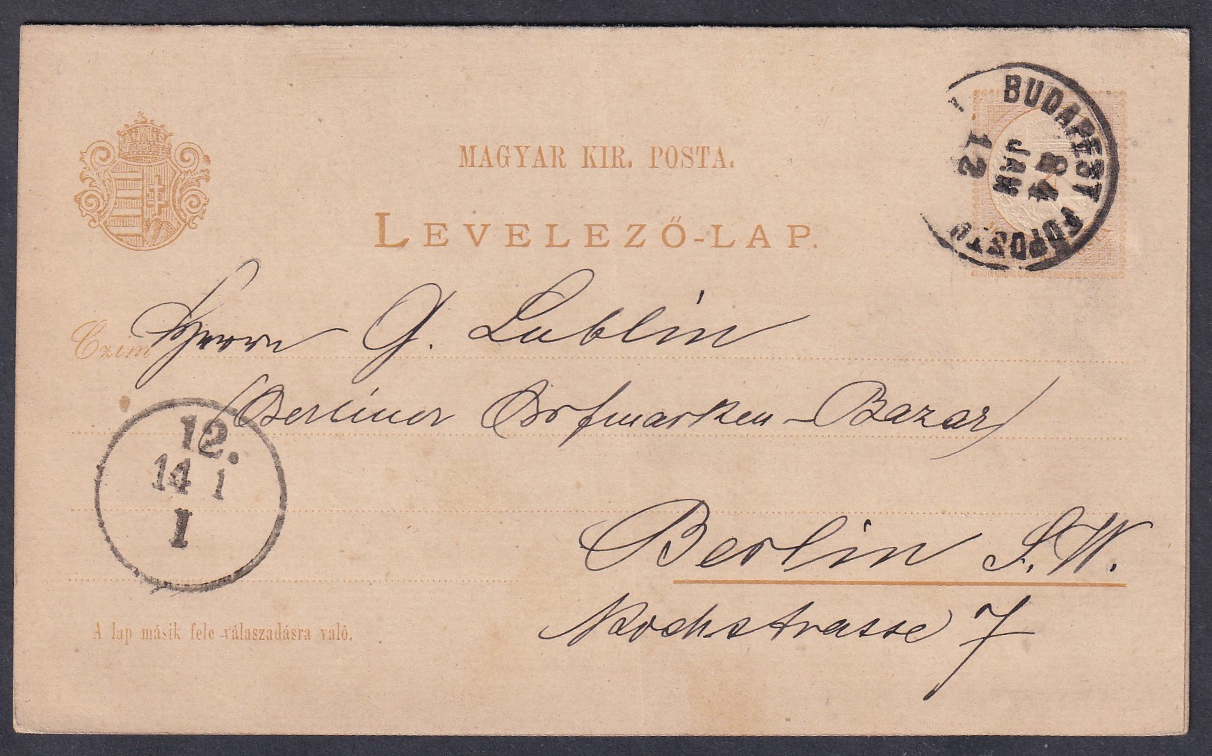 IMG_20260813_0035 1884. Budapest, Berlinbe feladott válaszlapos levelezőlap, kézbesítő-irányító bélyegzéssel – I. típus, a lábjegyzet hossza 31,5 mm