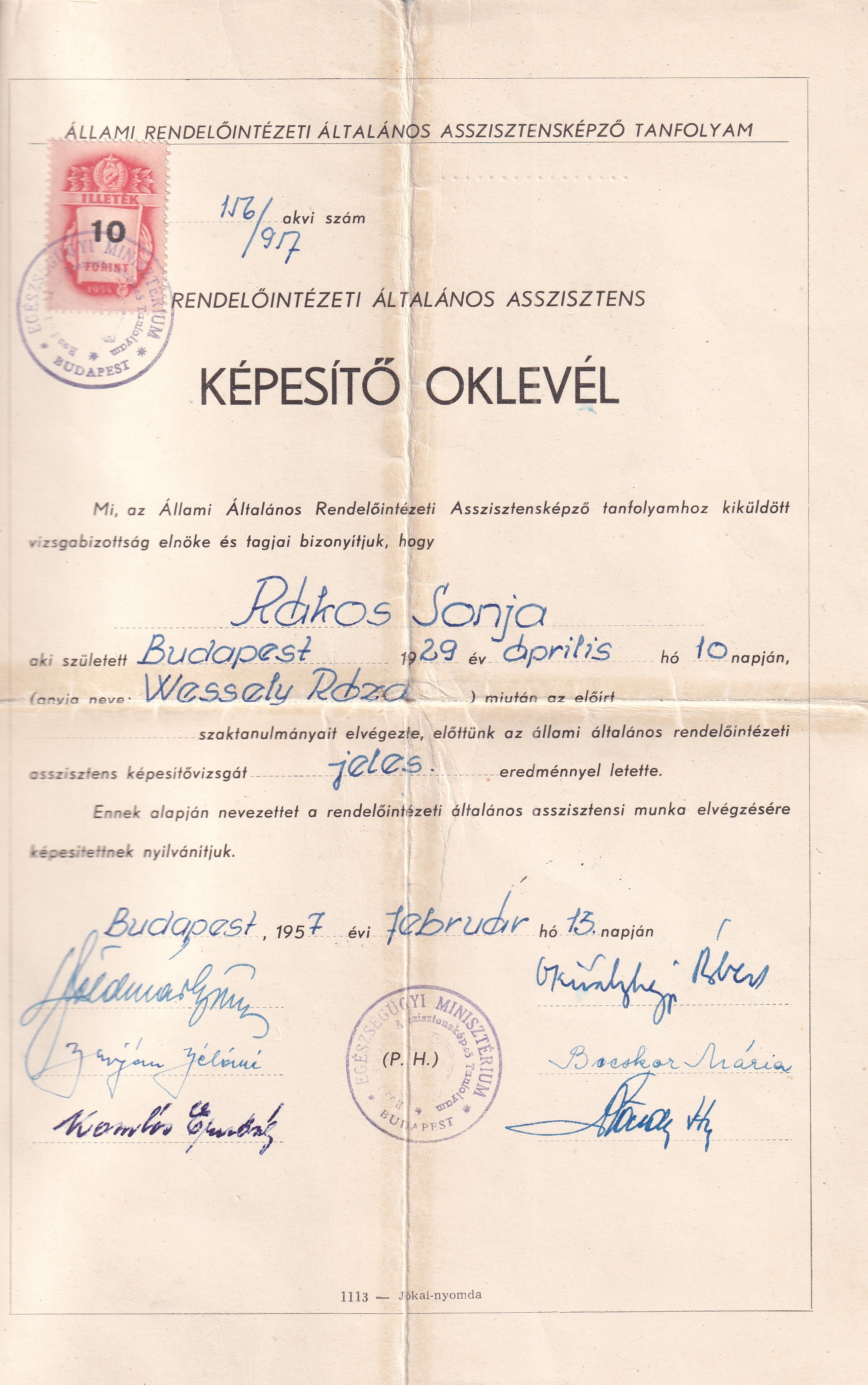 IMG_20260827_0054 1957. Budapest, rendelőintézeti asszisztensi képesítő oklevél 10 Ft illetékbélyeggel és Kossuth-címeres hivatali bélyegzésekkel – hiteles német fordítással